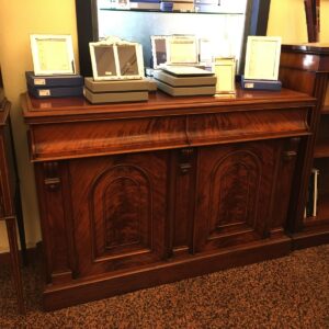 Antica credenza base a due ante