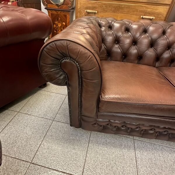Divano Chesterfield Marrone vintage a due posti - immagine 7
