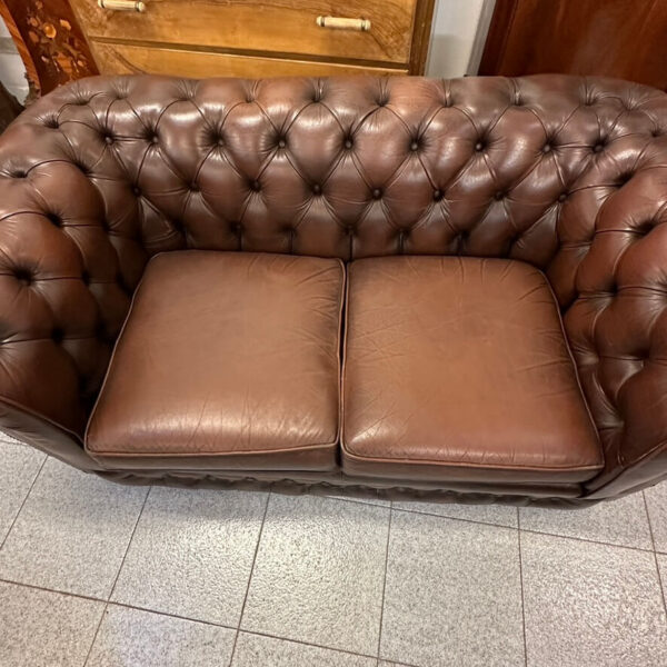 Divano Chesterfield Marrone vintage a due posti - immagine 2