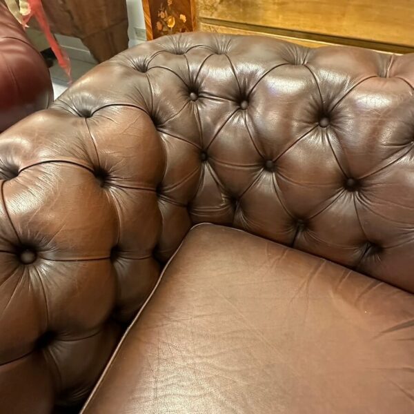 Divano Chesterfield Marrone vintage a due posti - immagine 3