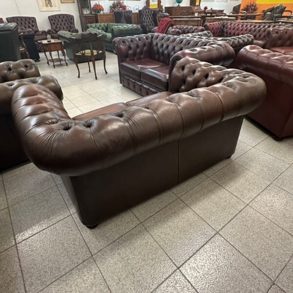 Divano Chesterfield Marrone vintage a due posti - immagine 4