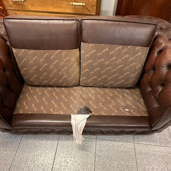 Divano Chesterfield Marrone vintage a due posti - immagine 5