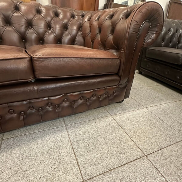 Divano Chesterfield Marrone vintage a due posti - immagine 6