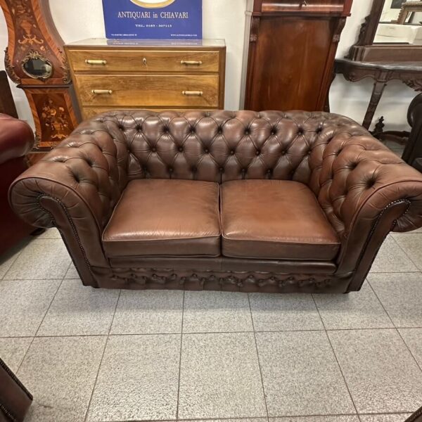 Divano Chesterfield Marrone vintage a due posti