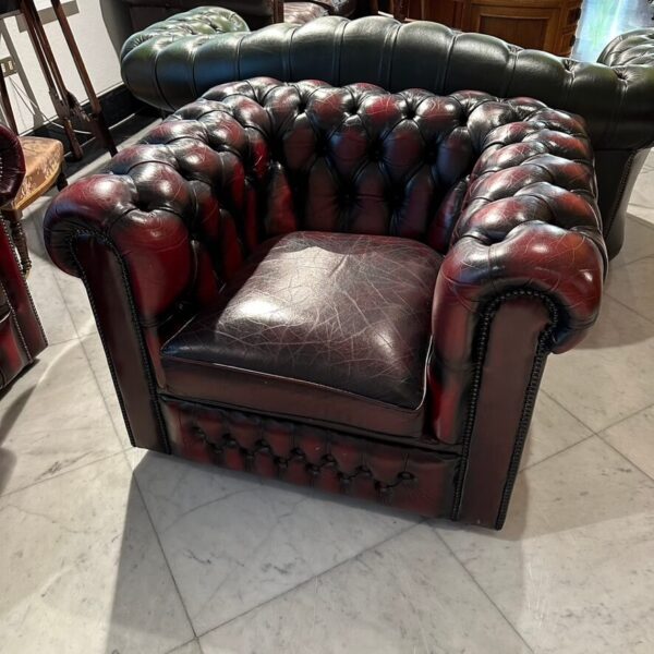 Poltrona Chesterfield in pelle Bordeaux