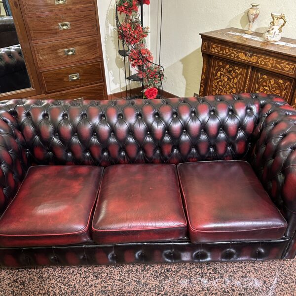 Divano Chesterfield Bordeaux vintage a tre posti - immagine 3