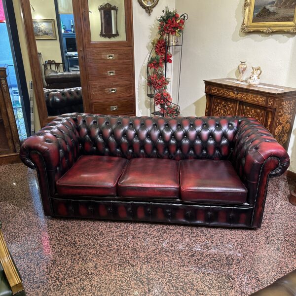 Divano Chesterfield Bordeaux vintage a tre posti