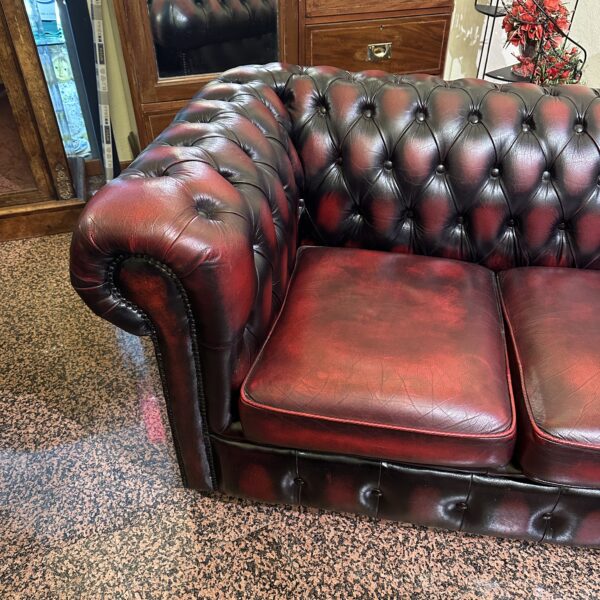 Divano Chesterfield Bordeaux vintage a tre posti - immagine 4