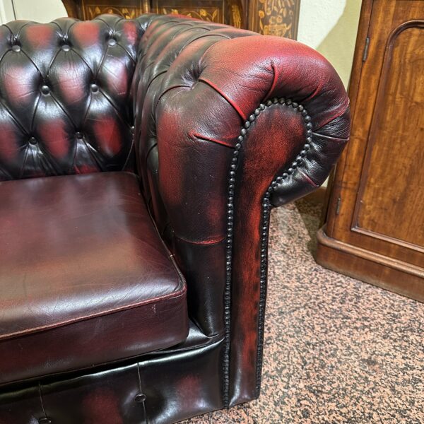 Divano Chesterfield Bordeaux vintage a tre posti - immagine 2