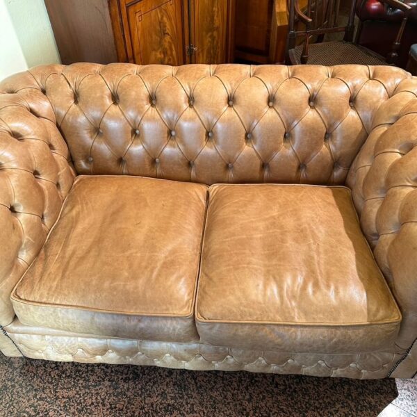 Divano Chesterfield Beige vintage a due posti - immagine 6