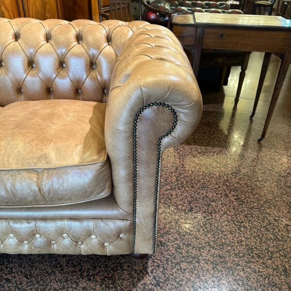 Divano Chesterfield Beige vintage a due posti - immagine 5