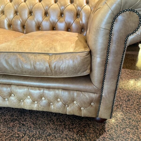 Divano Chesterfield Beige vintage a due posti - immagine 4
