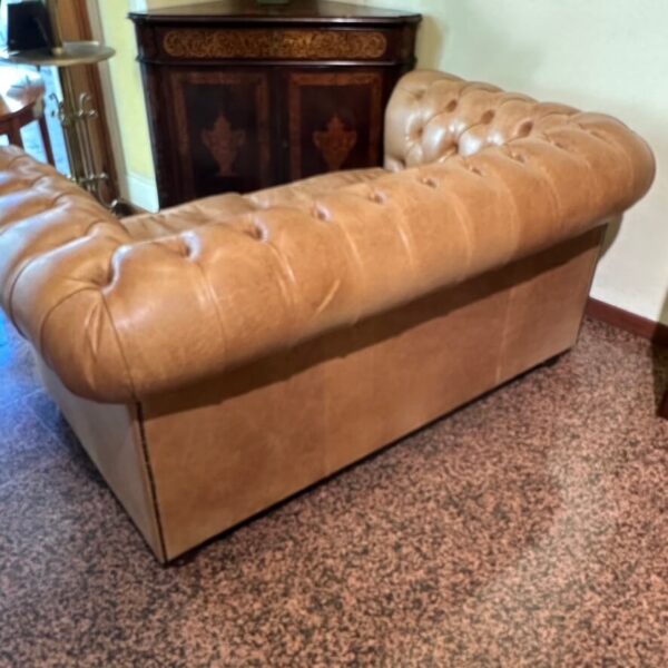 Divano Chesterfield Beige vintage a due posti - immagine 3
