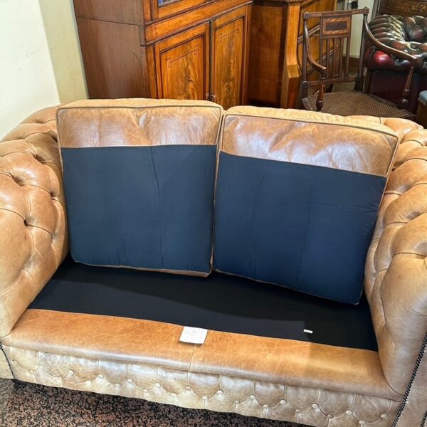 Divano Chesterfield Beige vintage a due posti - immagine 2