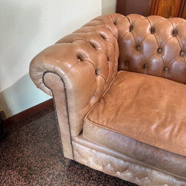 Divano Chesterfield Beige vintage a due posti - immagine 8
