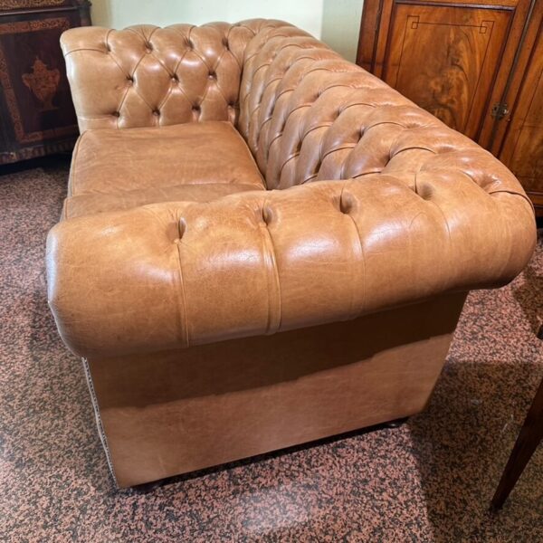 Divano Chesterfield Beige vintage a due posti - immagine 7