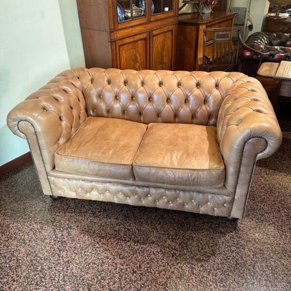 Divano Chesterfield Beige vintage a due posti