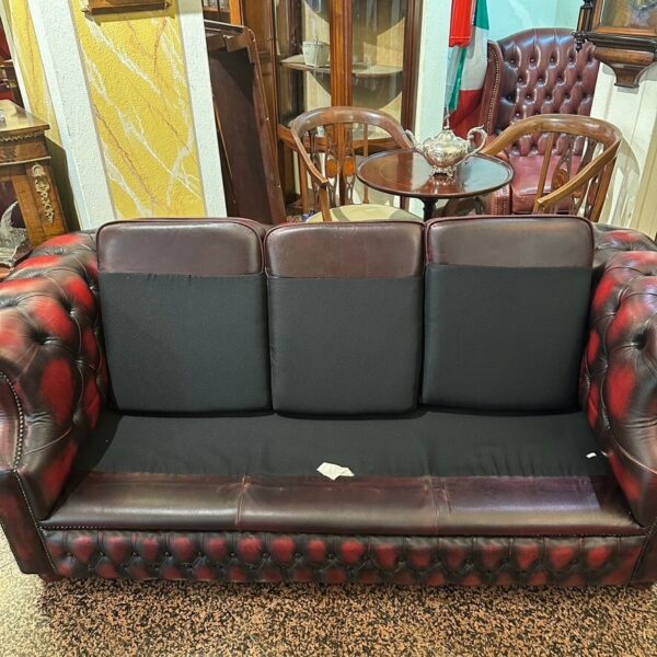 Divano Chesterfield Bordeaux vintage a tre posti - immagine 2