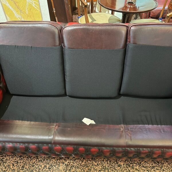 Divano Chesterfield Bordeaux vintage a tre posti - immagine 9