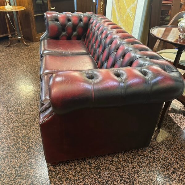 Divano Chesterfield Bordeaux vintage a tre posti - immagine 3