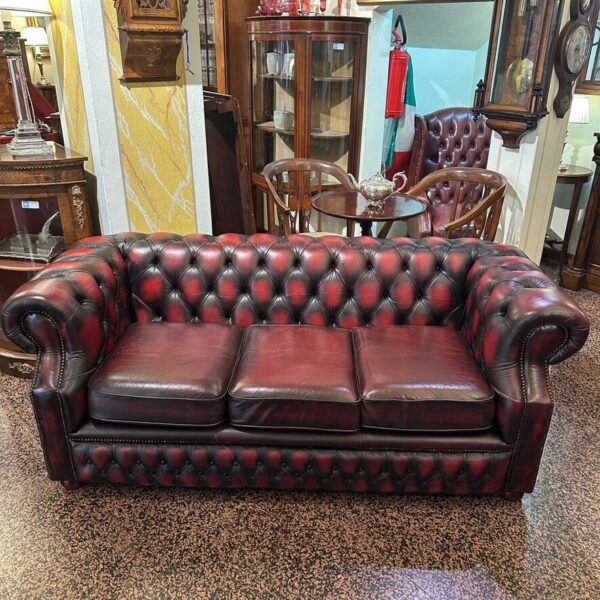 Divano Chesterfield Bordeaux vintage a tre posti