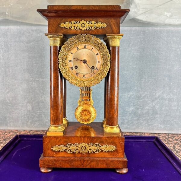 Antico orologio da appoggio in Piuma di Mogano