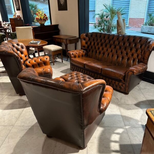 Salotto vintage completo di poltrone e divano Chesterfield Marroni