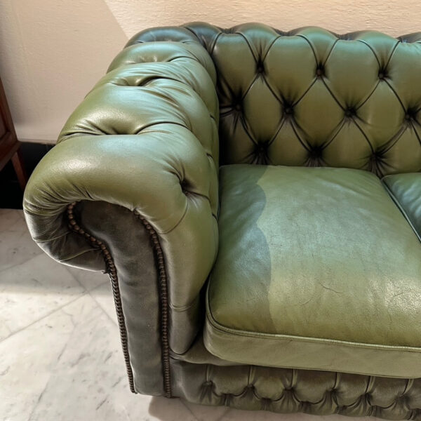 Salotto vintage completo di poltrona e divano Chesterfield verde - immagine 6