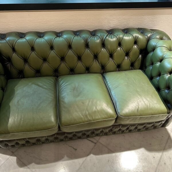 Salotto vintage completo di poltrona e divano Chesterfield verde - immagine 4