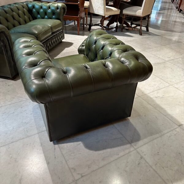 Salotto vintage completo di poltrona e divano Chesterfield verde - immagine 3