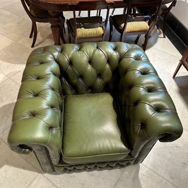 Salotto vintage completo di poltrona e divano Chesterfield verde - immagine 2