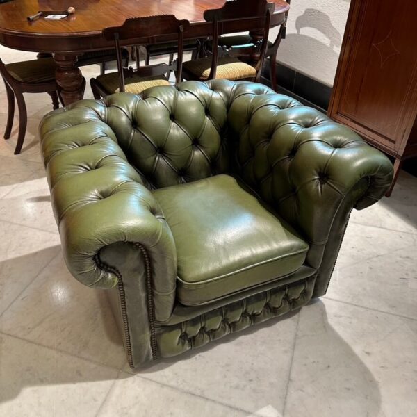 Salotto vintage completo di poltrona e divano Chesterfield verde - immagine 10